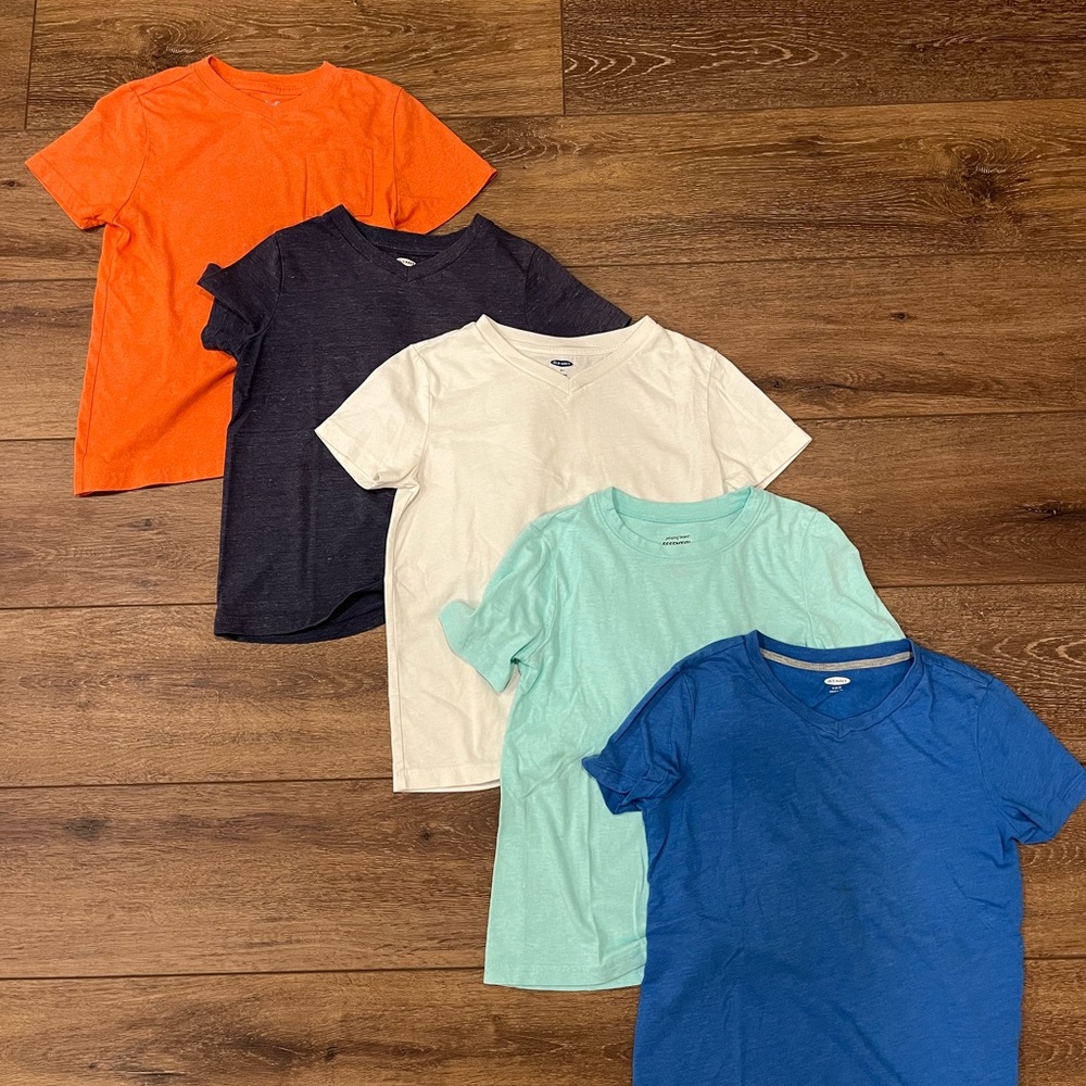 **SOLD**Lot of 5 boys solid t-shirts (size 6/7)